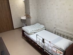 落ち着いた色調の居室