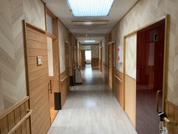 木目調の落ち着いた廊下