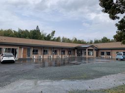 静かな建物の外観