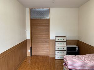 木製のドアとベッドの室内