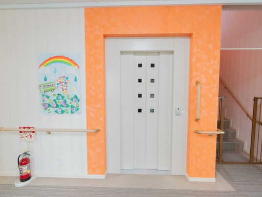 華やかな廊下のエレベーター