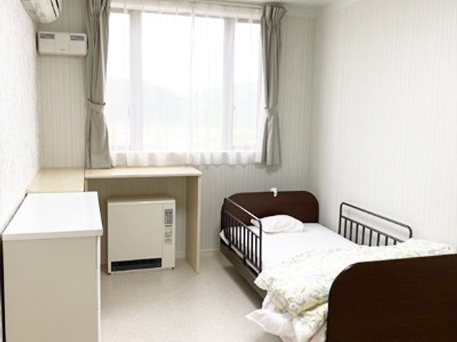 くつろげる居室 居室 自然光がたっぷり入る明るい居室です。静かで快適な環境で、休息にぴったりです。