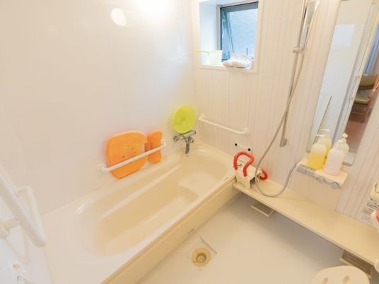 白を基調とした浴室