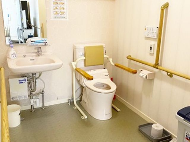 快適なトイレ空間 トイレ 手すり付きで安心、広々としたトイレ空間です。介助が必要な方も快適に利用できます。