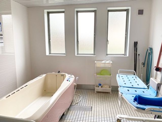機能的な浴室 浴室 広々とした設計で、安全に配慮された入浴環境です。窓からは柔らかな自然光が差し込みます。