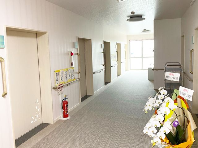 奥に光が差し込む廊下 廊下 明るい廊下で快適に移動しやすい空間です。清潔感あるデザインが特徴で、働きやすさを感じます。