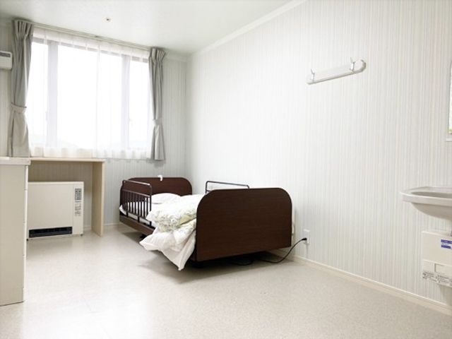 大きな窓のある居室 居室 自然光が差し込む明るい室内で、快適なプライベート空間を感じられます。