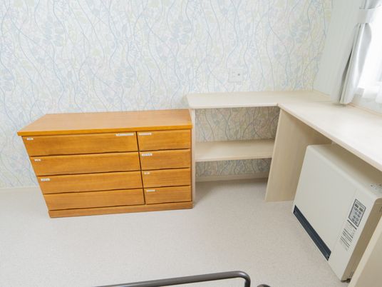 机と棚がある居室