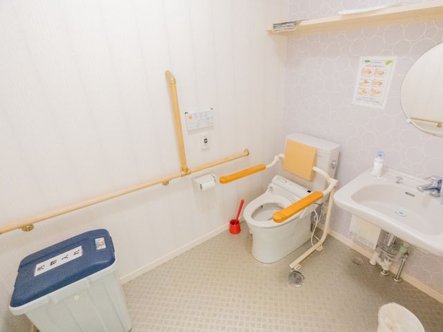 手すり付きのトイレ トイレ 手すりが備えられた安心設計のトイレです。清潔で安全に配慮されており、利用者に優しい空間です。