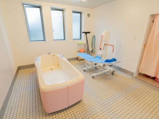 機械浴付きの広い浴室