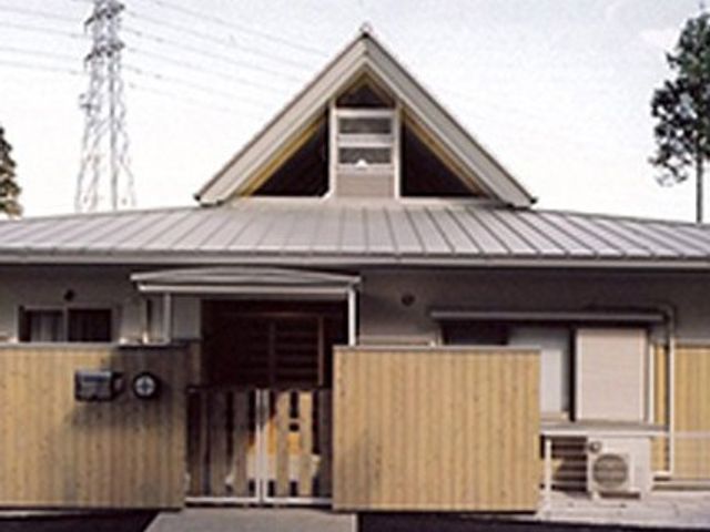 温かみのある外観 外観 木の温もりが感じられる外観です。公共交通機関へのアクセスも良好です。