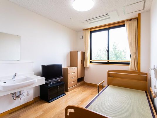 明るい居室の和室  