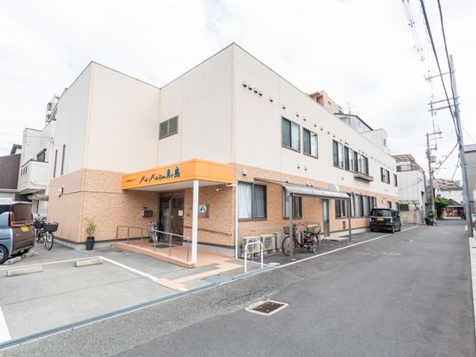 明るい建物の外観