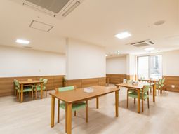 テーブルのある食堂