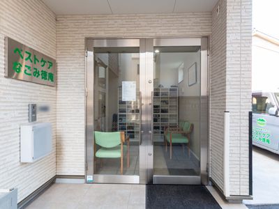 ガラス扉のエントランス