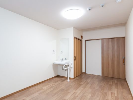 明るい個室の居室