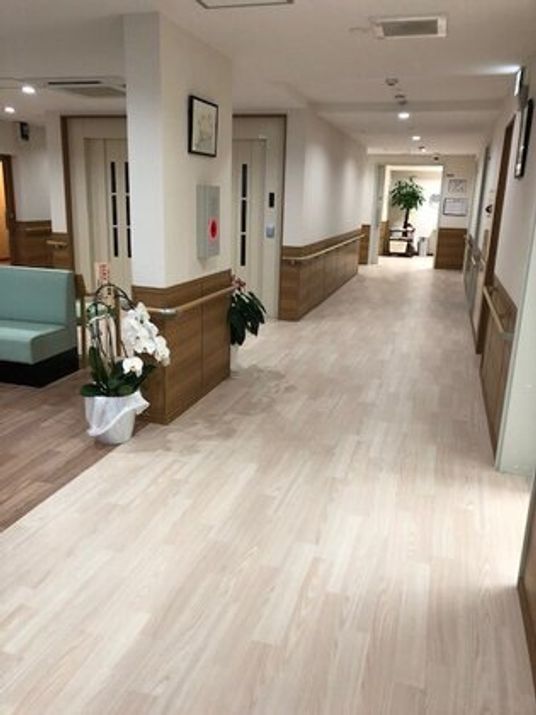 明るく広々とした廊下