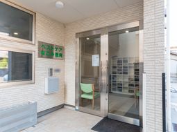 幅広い入口の玄関