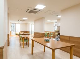 明るい空間の食堂