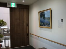廊下の絵画と案内表示