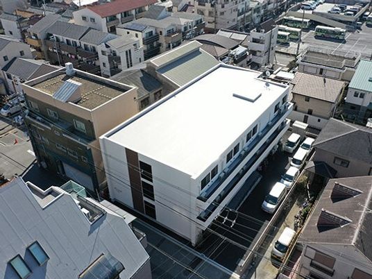 白い建物の上空からの一望