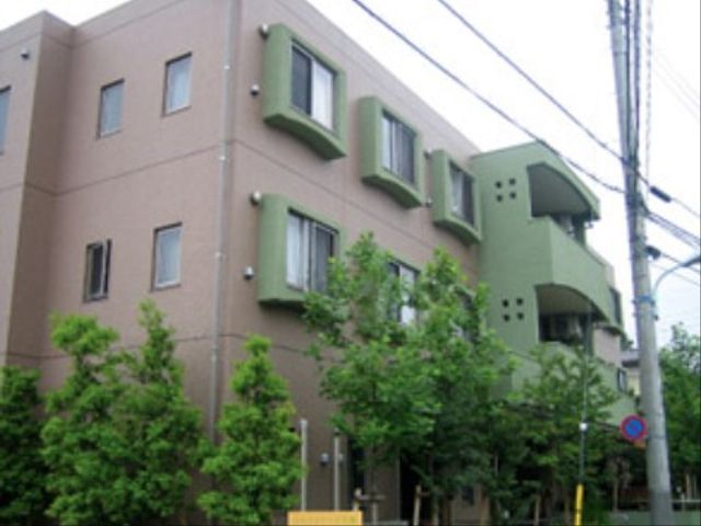 清潔感のある建物正面 外観 落ち着いた色合いの建物で、周辺には緑も多く、居心地の良さを感じられます。交通の便が良さそうな立地条件です。