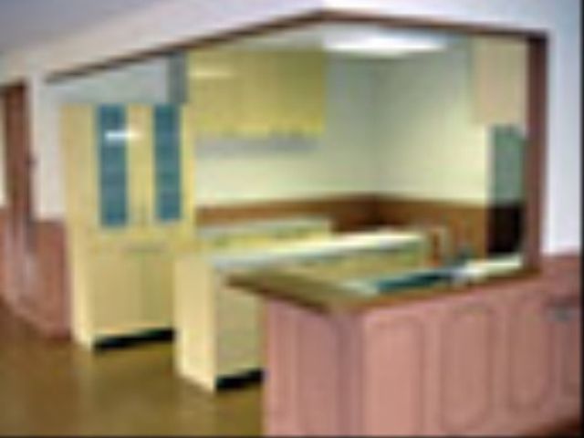 受付カウンターの明るい空間 キッチン 落ち着いた色合いのフロントがお出迎え。明るく開放的な雰囲気で、訪れる人々を温かく迎えています。