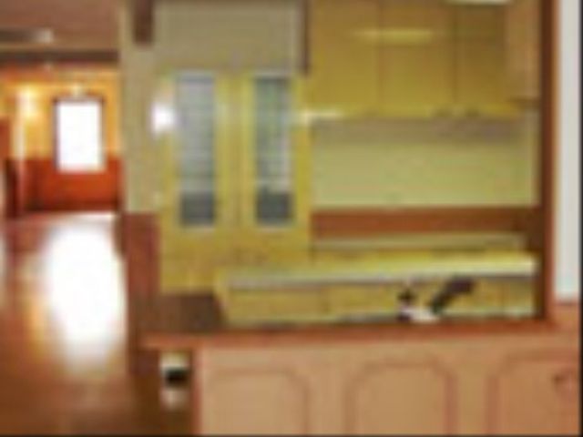 あたたかみのあるリビング 食堂 ゆったりとしたソファが配され、くつろぎやすい共有リビングです。親しみやすい雰囲気で、利用者の方々の憩いの場となっています。