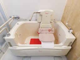 バリアフリー設計の浴室