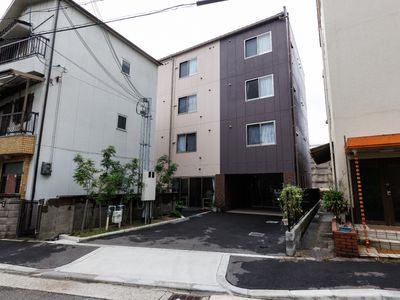 茶色い外観の建物