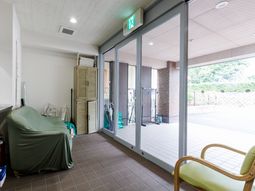 エントランスと中庭の様子