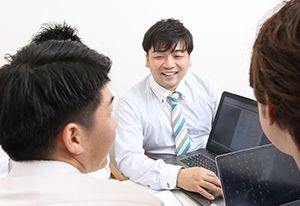 笑顔のスタッフと利用者