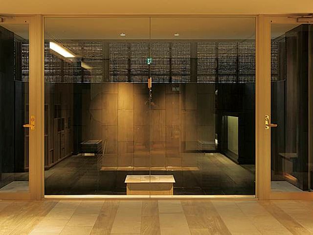 落ち着いた雰囲気のエントランス エントランス 手厚いおもてなしを感じる、落ち着いた照明のエントランスです。ゆったりとした空間でお迎えいたします。