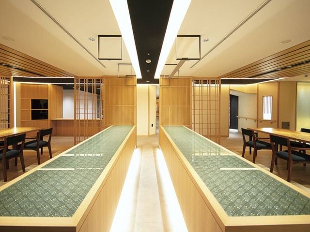 和風モダンなダイニングルーム 共有スペース ゆったりとした造りのダイニングルームです。明るく落ち着いた雰囲気の中で、食事や交流を楽しめる空間が広がっています。