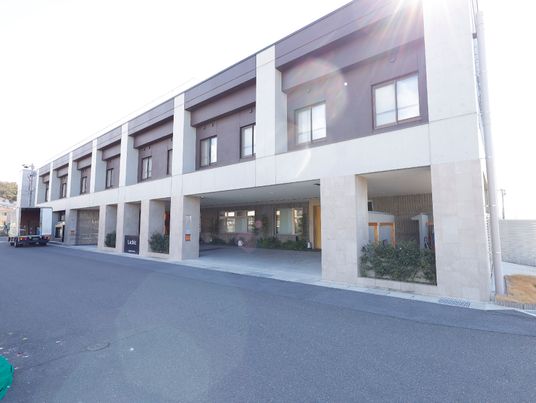 建物正面エントランス