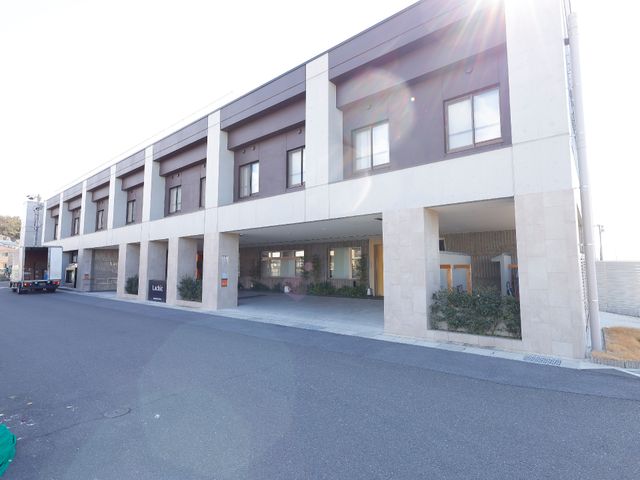 建物正面エントランス 外観 ゆったりとした設計のエントランスは、訪れる方々を温かく迎えます。明るい空間での快適な出勤ができる環境です。