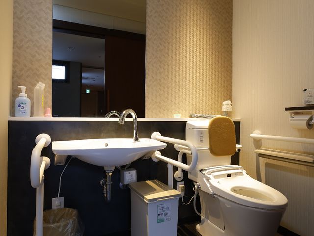 バリアフリー対応トイレ トイレ 使いやすい設計の清潔なトイレです。手すりや広いスペースが配置され、快適にお使いいただけます。