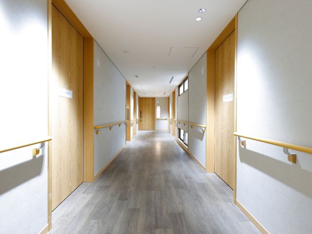 廊下の明るい空間 廊下 ゆったりとした幅広の廊下は明るく開放的で、壁には手すりが設置されております。ゆとりを持って歩行訓練などができる環境です。