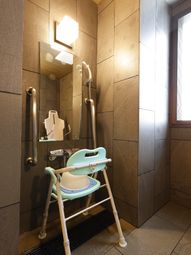 手すり付きの明るいトイレ