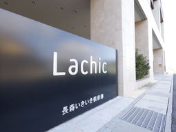 建物名を示す看板