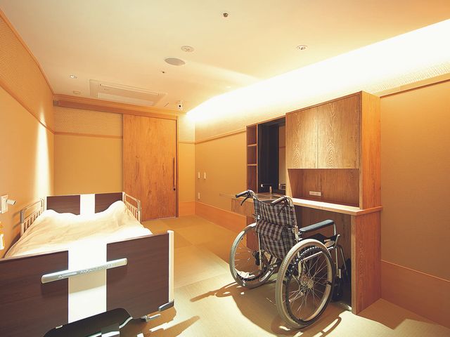 居心地の良い居室 居室 ゆったりとした造りの部屋です。柔らかな光が差し込み、くつろげる空間が広がっています。