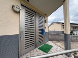 屋根付き玄関まわり  