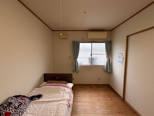 木目床の居室  
