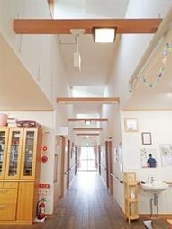木材を基調とした明るい廊下