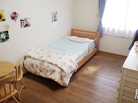 明るい個室の居室  