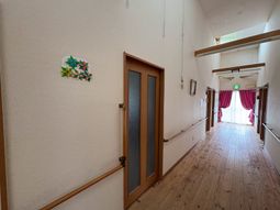 明るい廊下の手すり  