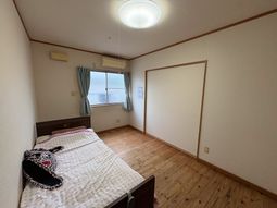 明るい居室のベッド  
