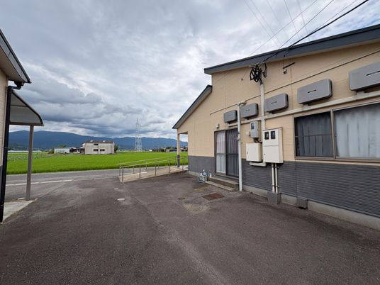 施設の外観と田園風景  