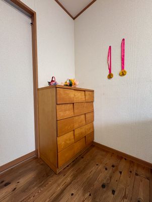 木製収納のある部屋  