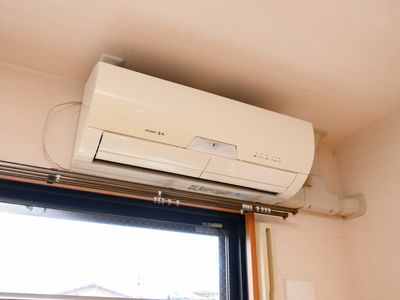 壁に取り付けられたエアコン